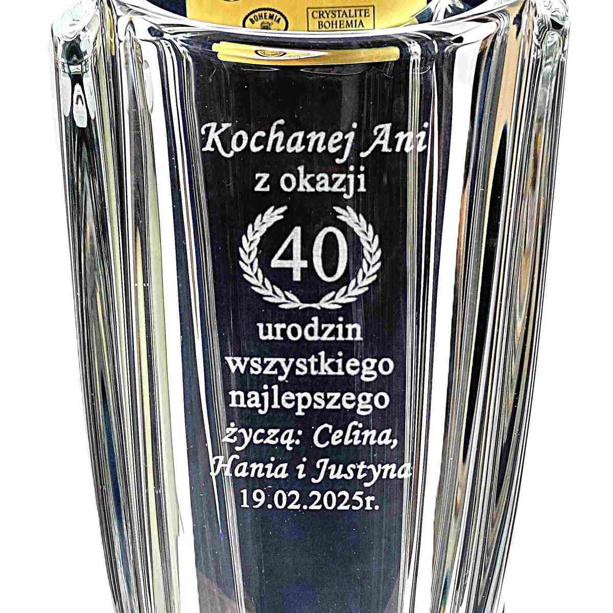 Detal graweru na kryształowym wazonie z personalizowaną dedykacją