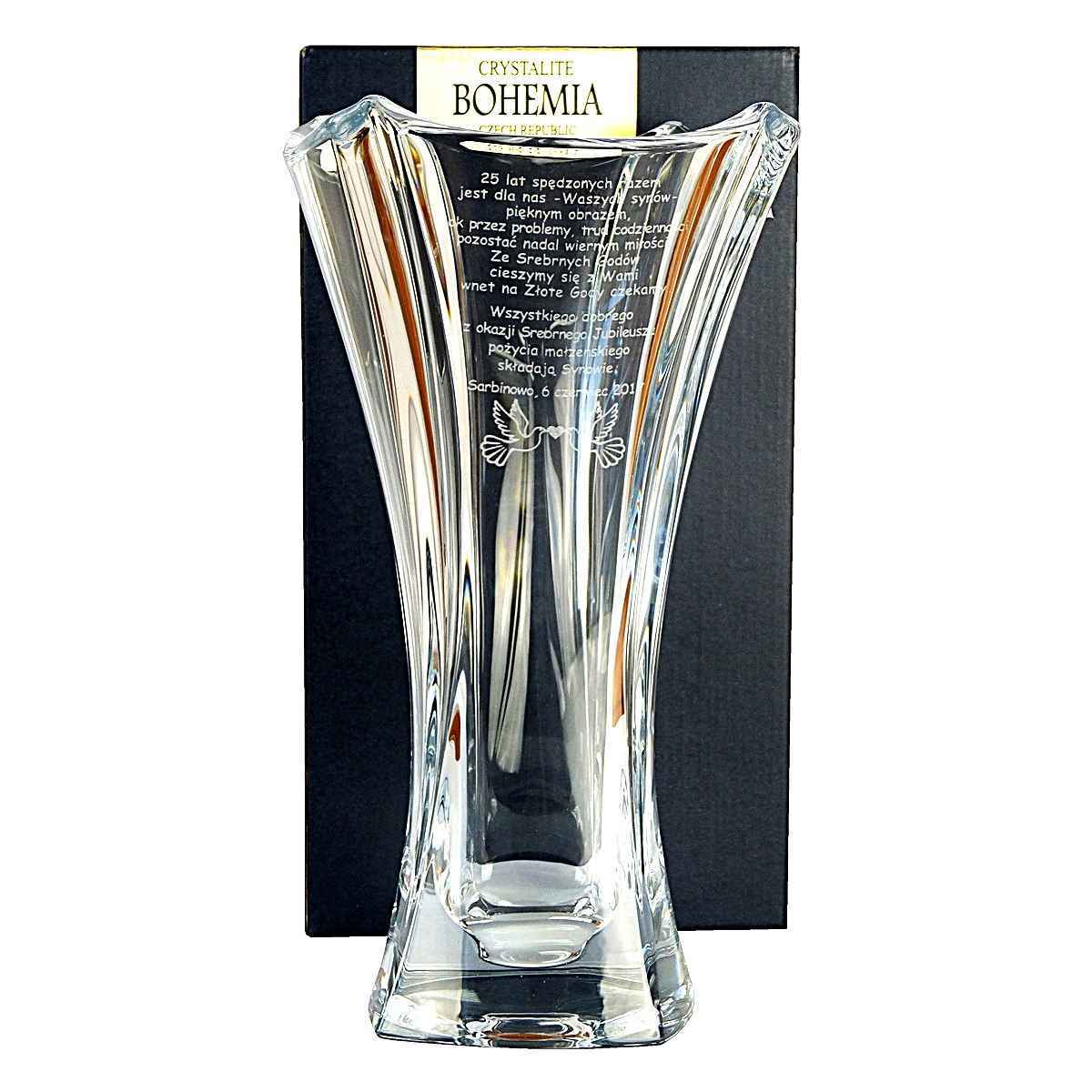 Kryształowy wazon z grawerem jako elegancki prezent do domu